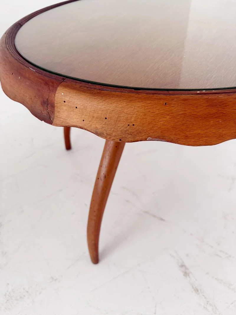 Tavolino rotondo con piano in vetro e struttura in legno
