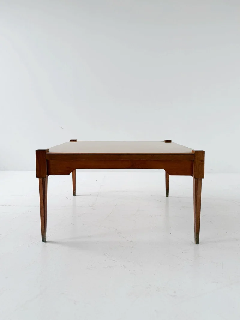 Tavolino basso di gusto mid-century, con struttura in legno massello