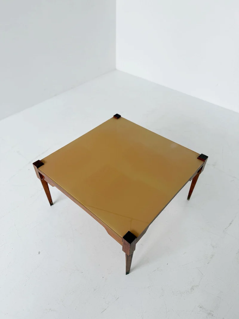 Tavolino basso di gusto mid-century, con struttura in legno massello