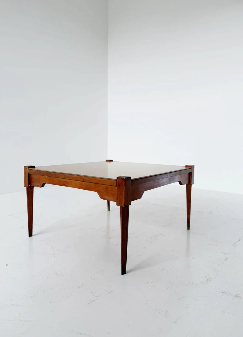 Tavolino basso di gusto mid-century, con struttura in legno massello