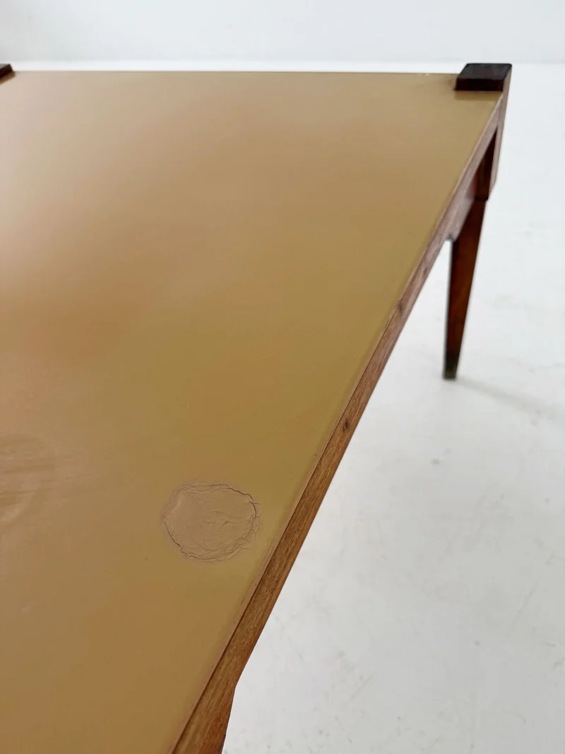 Tavolino basso di gusto mid-century, con struttura in legno massello