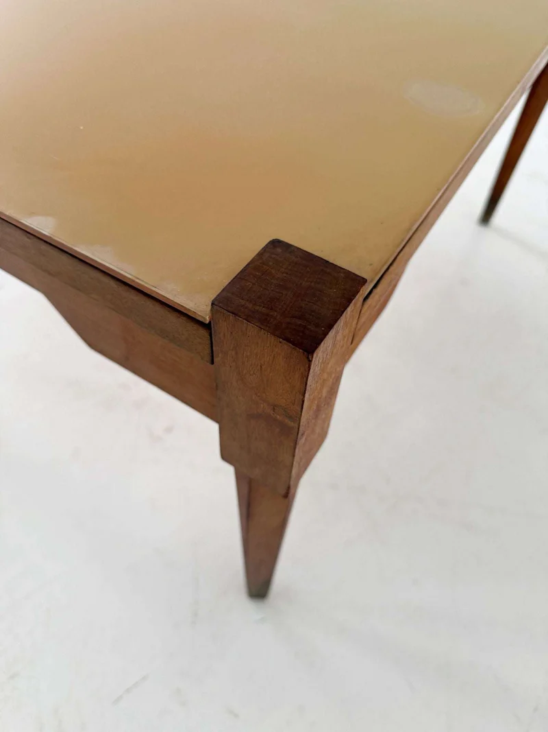 Tavolino basso di gusto mid-century, con struttura in legno massello