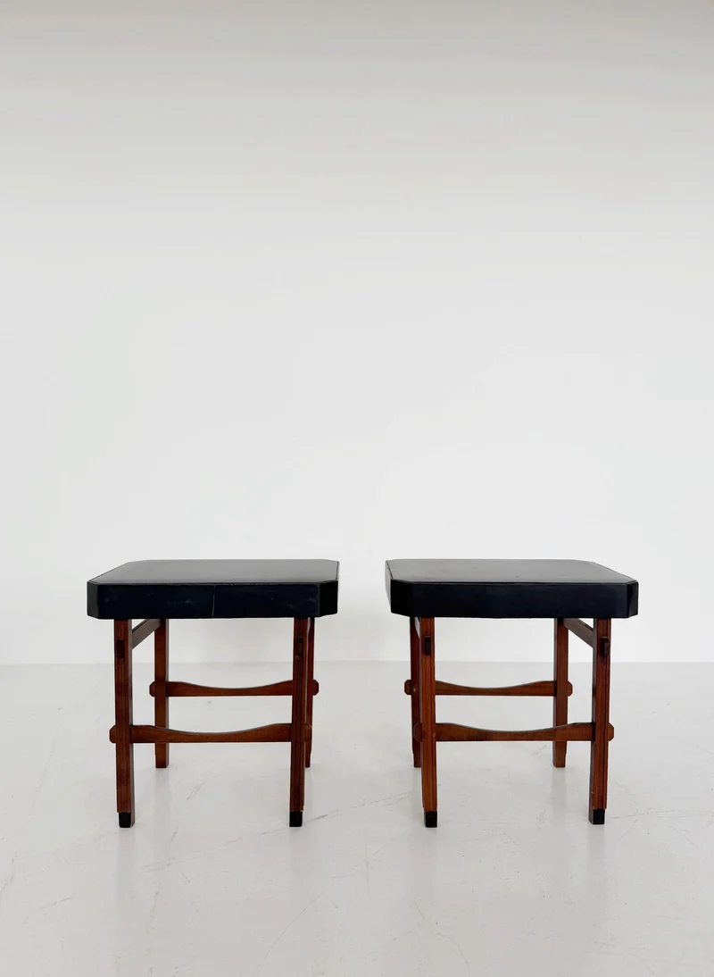 Coppia di sgabelli / sedute in legno e skai nero, anni ’50–’60