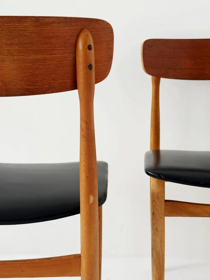 Coppia di sedie in legno, produzione nord-europea anni ’50–’60