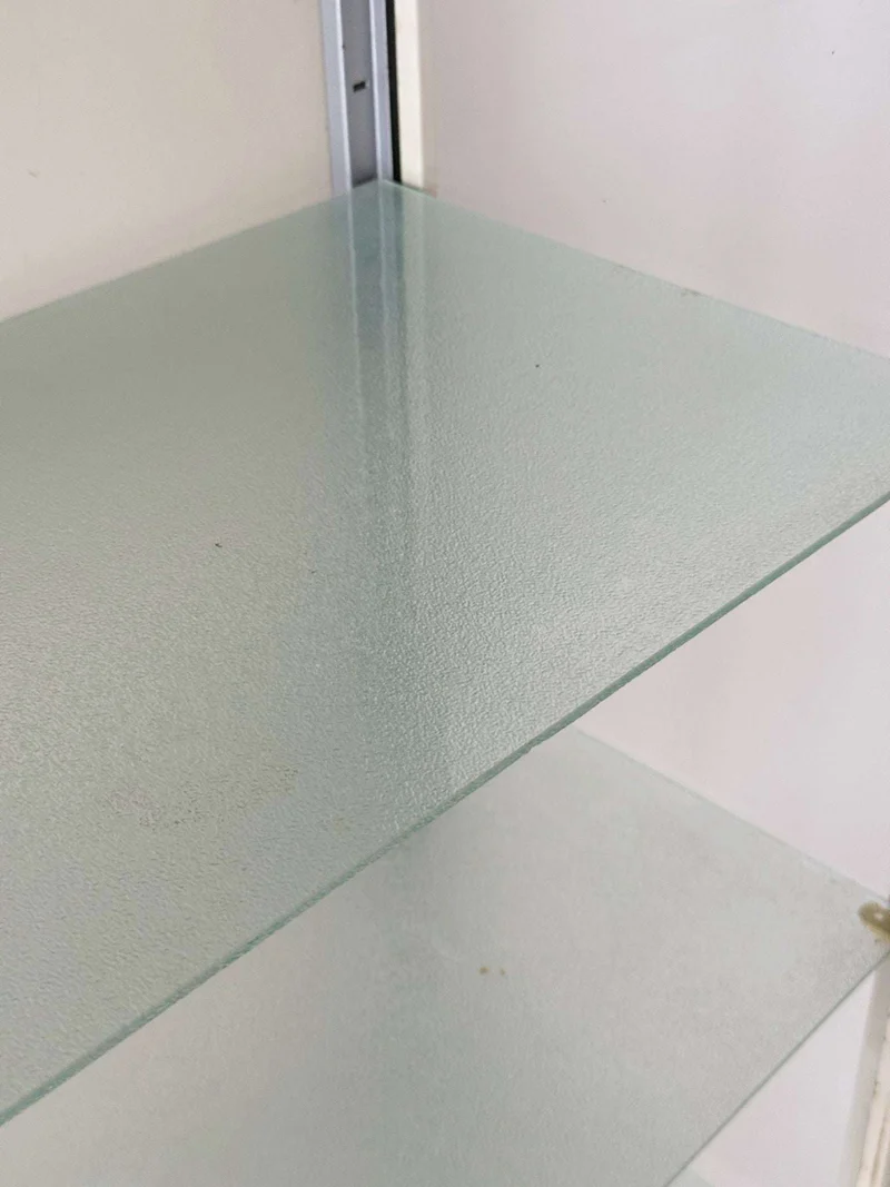 Vetrinetta espositiva in metallo laccato color avorio, dal disegno essenziale e funzionale