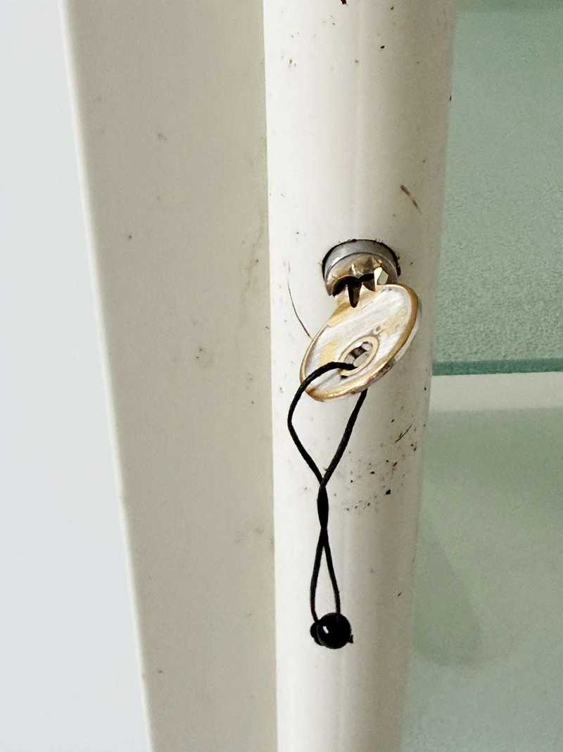 Vetrinetta espositiva in metallo laccato color avorio, dal disegno essenziale e funzionale