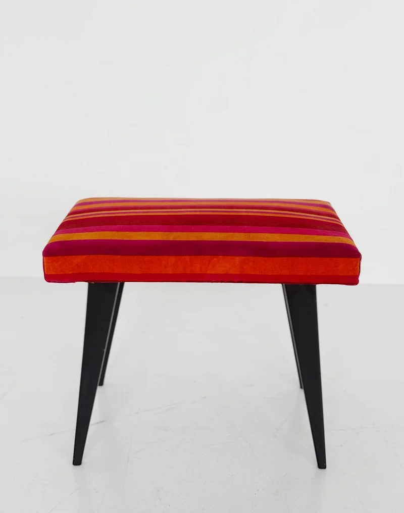 Pouf vintage imbottito con rivestimento a righe