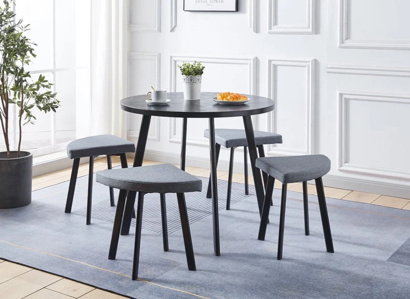 Set tavolo da pranzo in legno nero con 4 sgabelli grigi IRINA