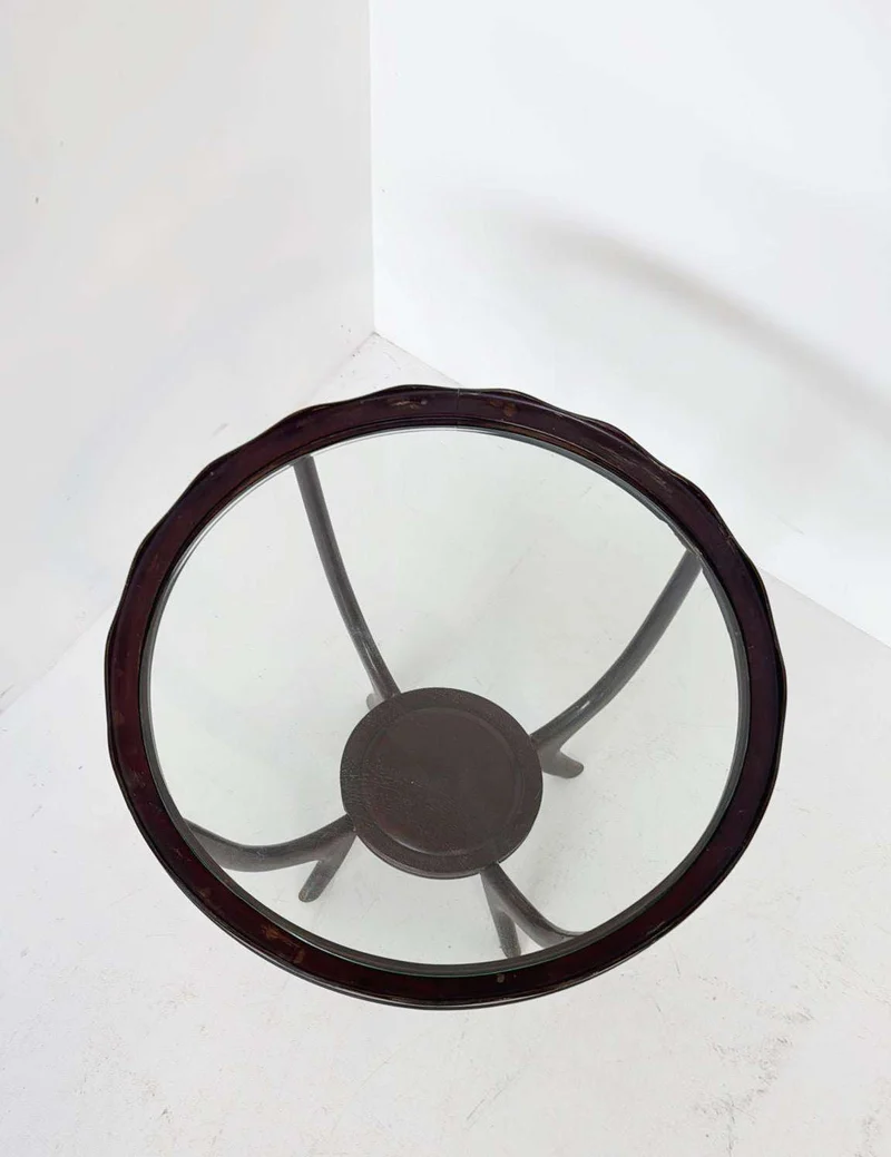 Tavolino rotondo in legno con piano in vetro e ripiano inferiore