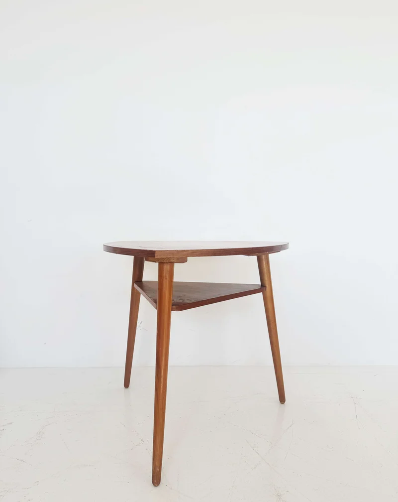 Tavolino da caffè in legno con piano triangolare – Design di metà secolo