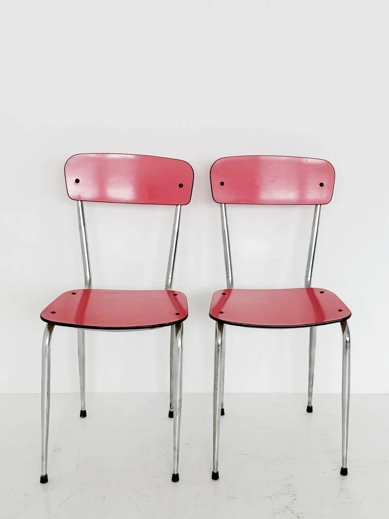 Coppia di sedie in metallo e formica fucsia