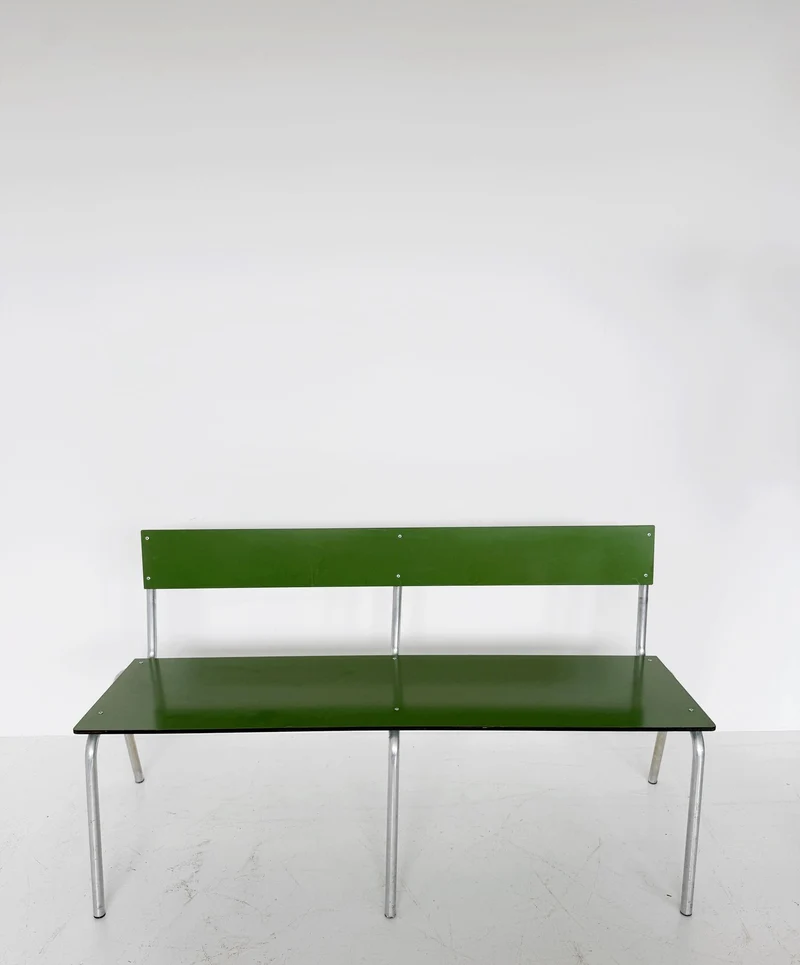 Panchina in metallo verde con struttura tubolare