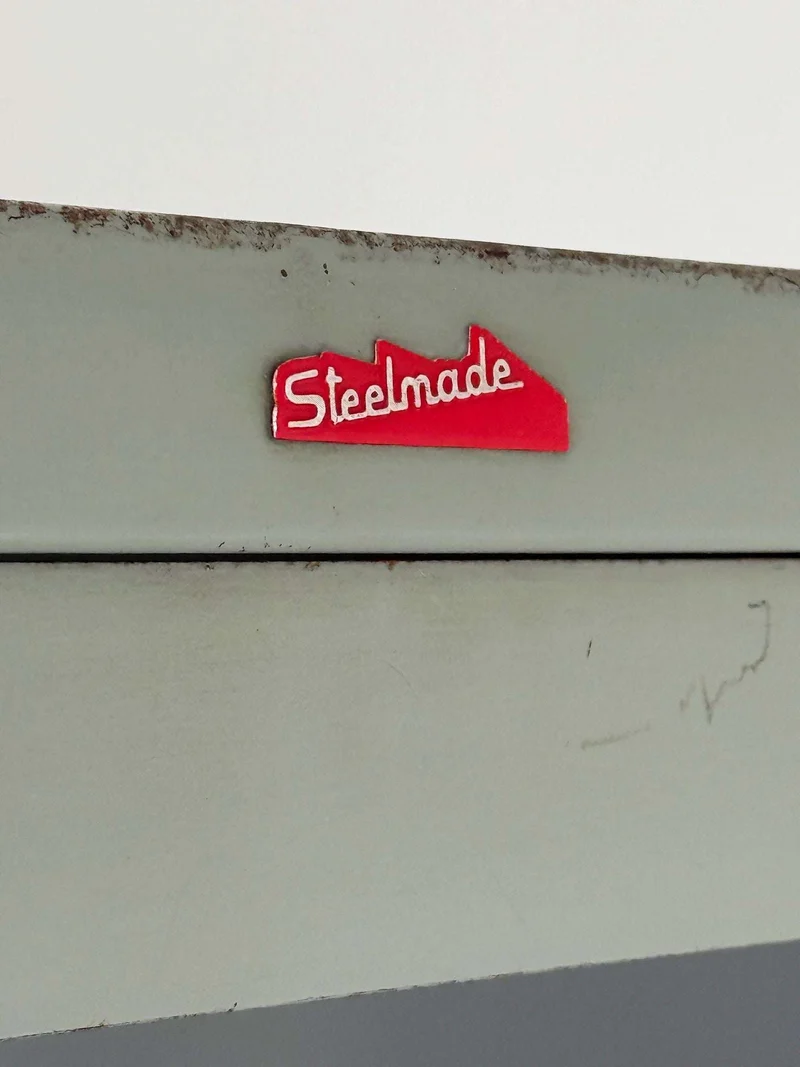 Armadio vetrato industriale in metallo, 4 ante basculanti – anni 40/50