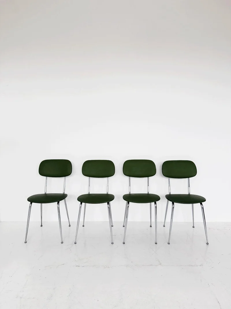 Set di 4 sedie in skai verde con struttura in metallo cromato, anni ’60