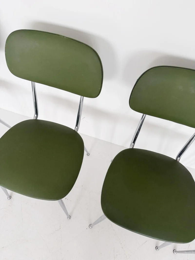 Set di 4 sedie in skai verde con struttura in metallo cromato, anni ’60