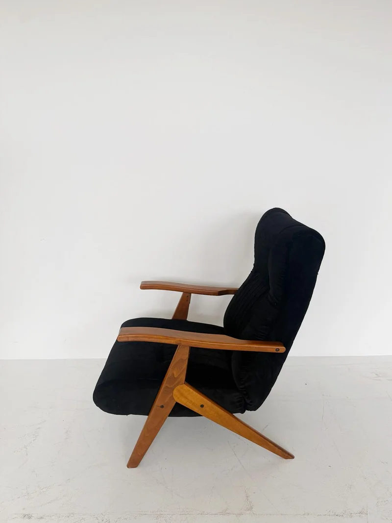 Poltrona reclinabile italiana in legno massello e velluto nero, schienale alto, anni ’60