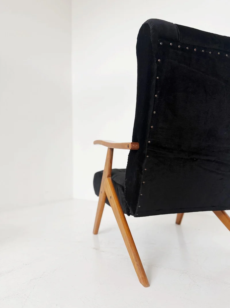Poltrona reclinabile italiana in legno massello e velluto nero, schienale alto, anni ’60