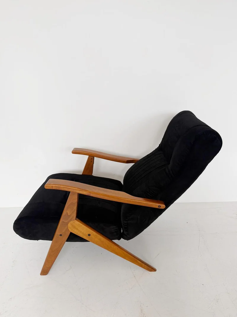 Poltrona reclinabile italiana in legno massello e velluto nero, schienale alto, anni ’60