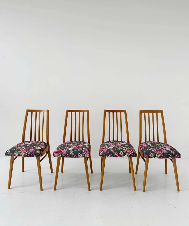 Set di 4 sedie della Repubblica Ceca, anni ’60 – rivestimento nuovo