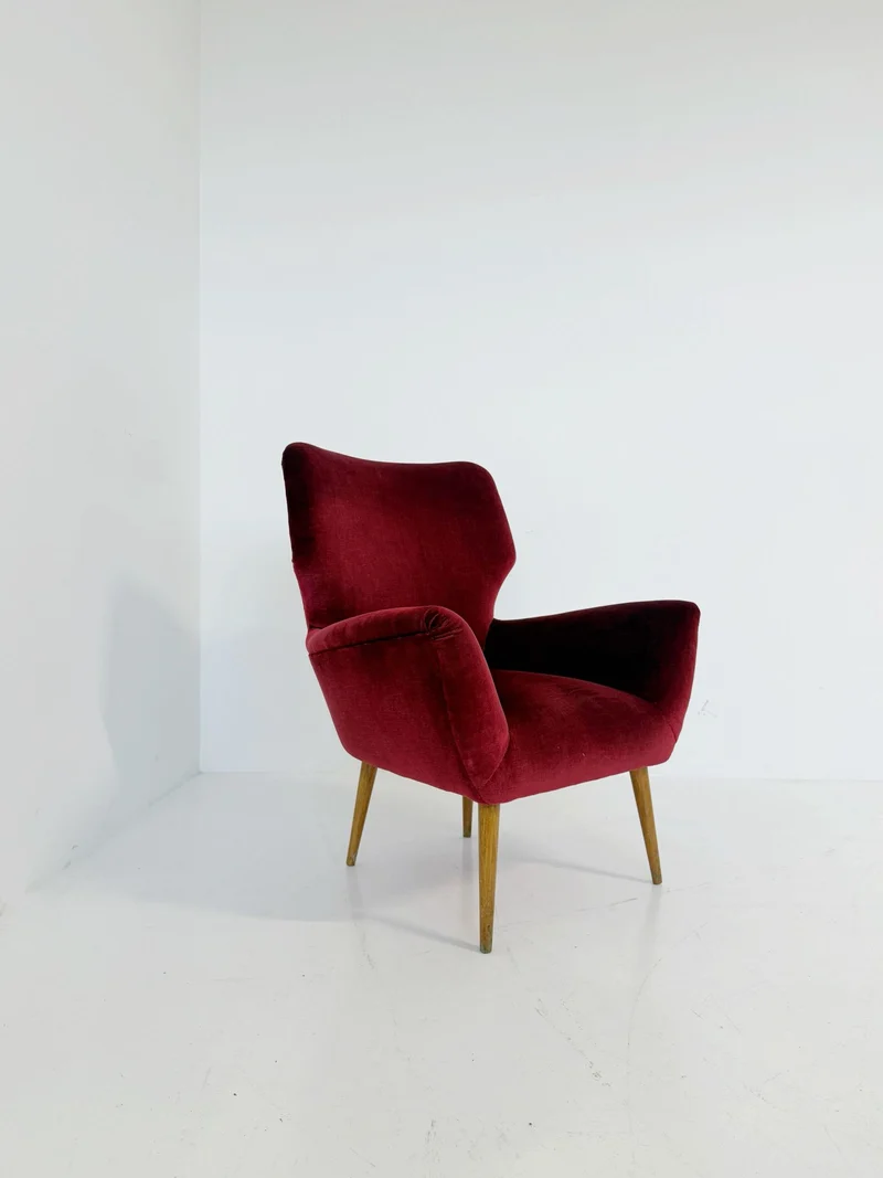 Elegante poltroncina anni ’50 rivestita in velluto bordeaux