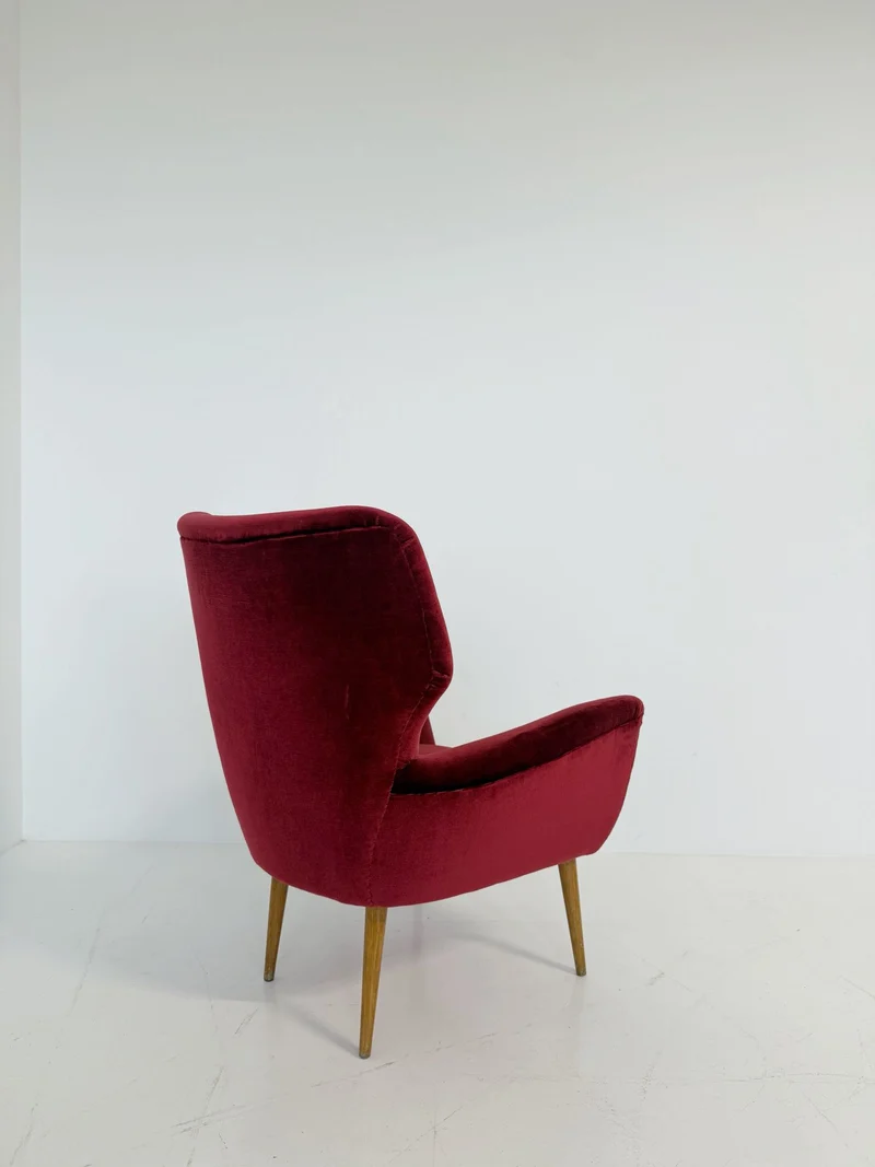Elegante poltroncina anni ’50 rivestita in velluto bordeaux
