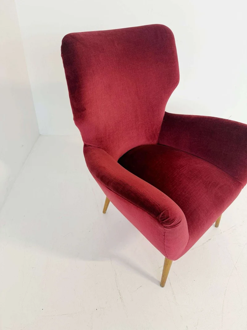 Elegante poltroncina anni ’50 rivestita in velluto bordeaux