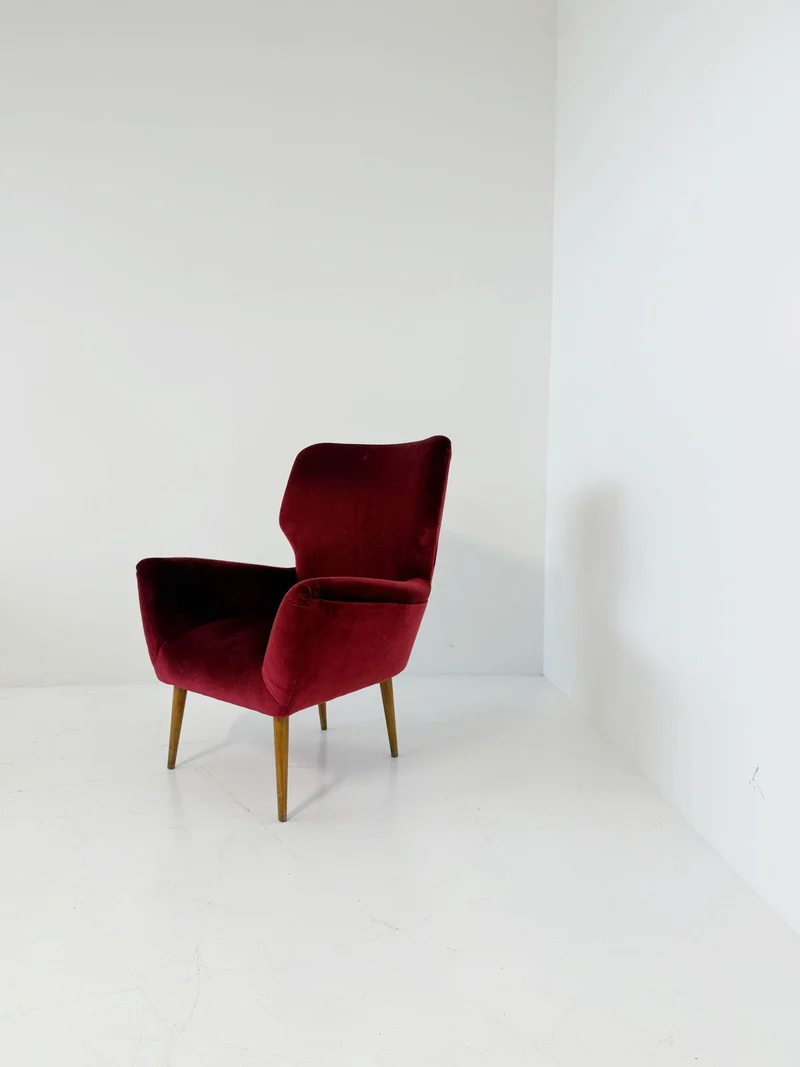 Elegante poltroncina anni ’50 rivestita in velluto bordeaux