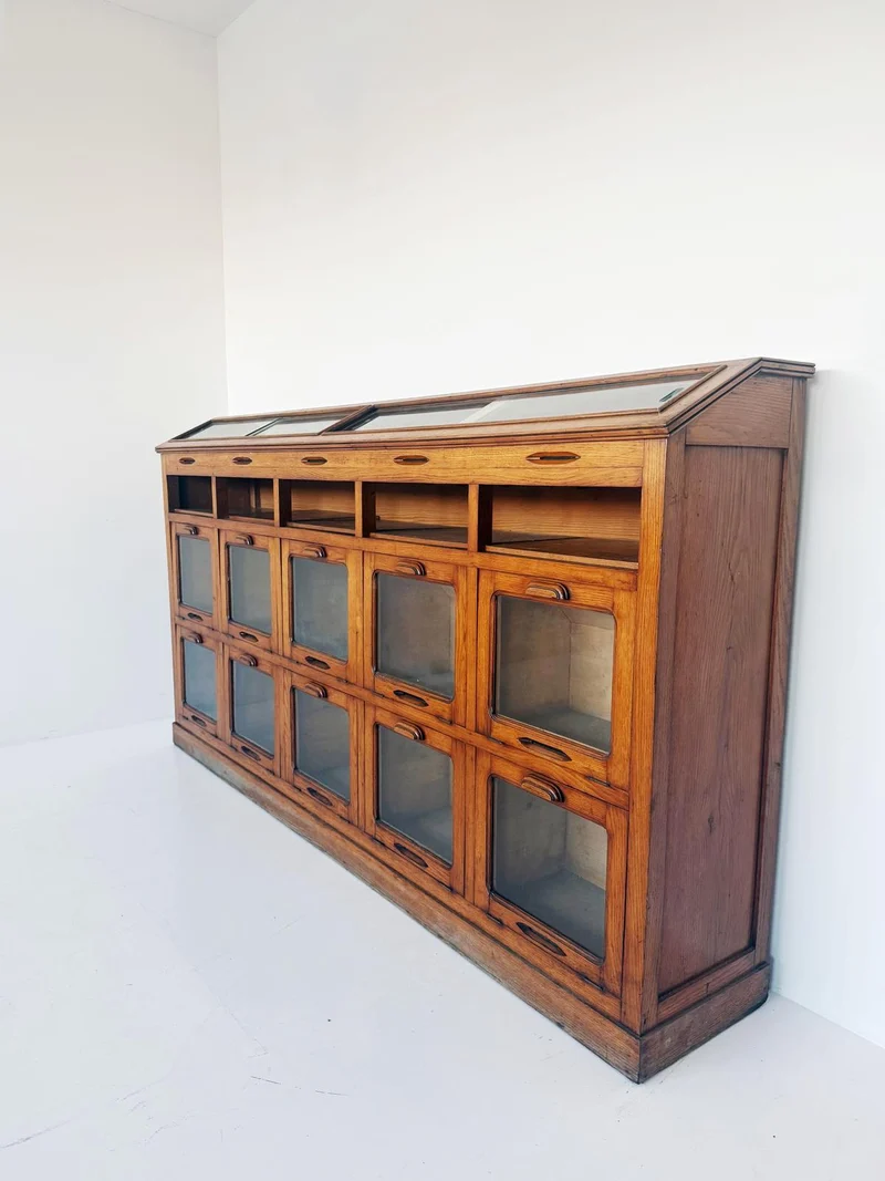Grande mobile da drogheria in rovere, Italia, primi ’900