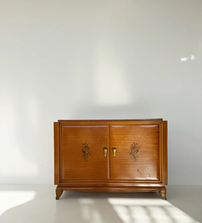 Piccolo sideboard con maniglie in ottone