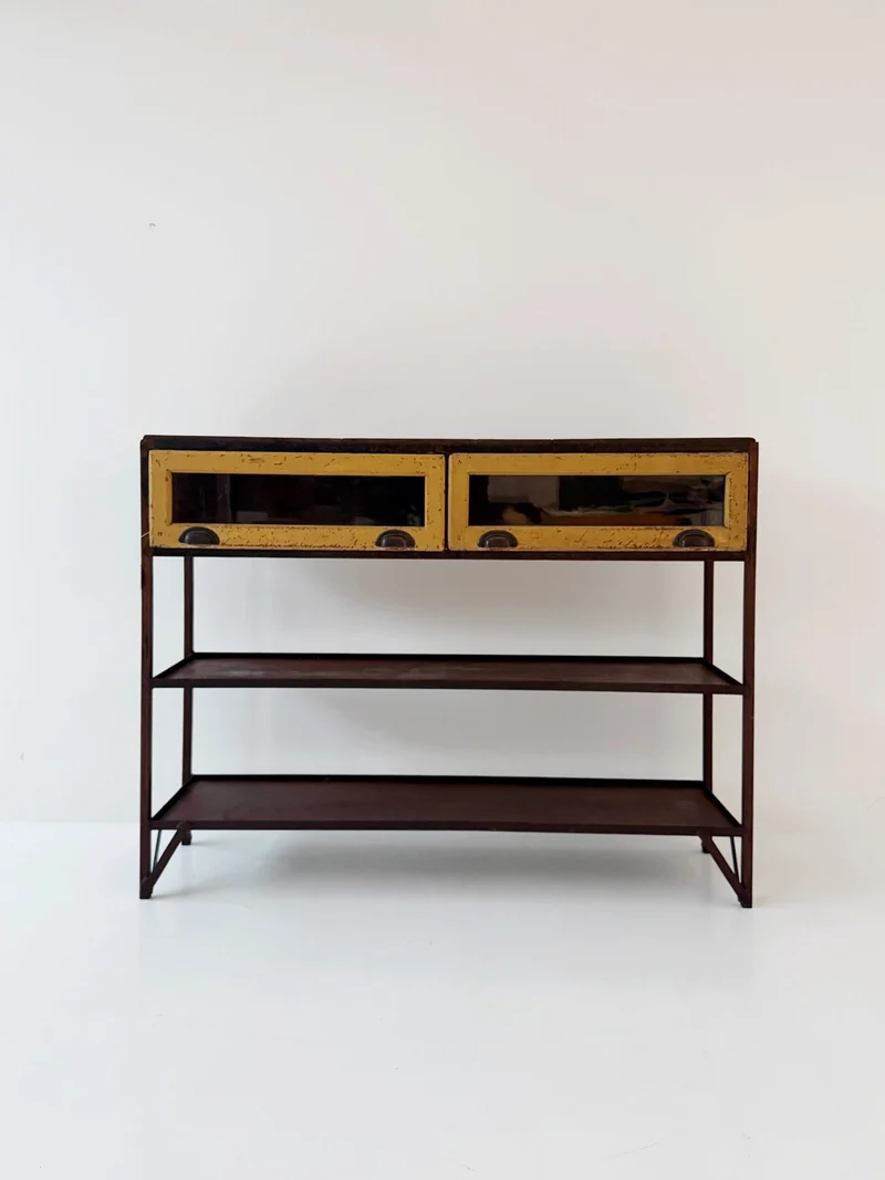 Mobiletto industriale vintage con cassetti in legno e ripiani in metallo – Stile industriale anni '50
