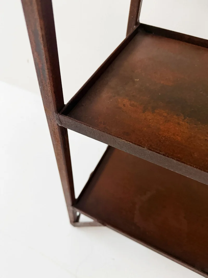 Mobiletto industriale vintage con cassetti in legno e ripiani in metallo – Stile industriale anni '50