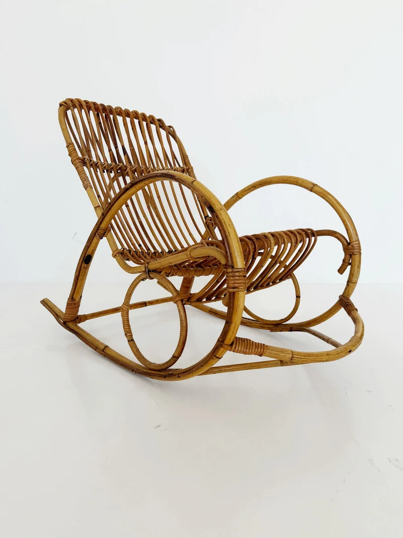 Sedia a dondolo vintage in rattan per bambini