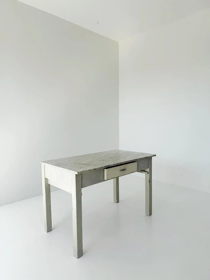 Tavolo con piano in marmo