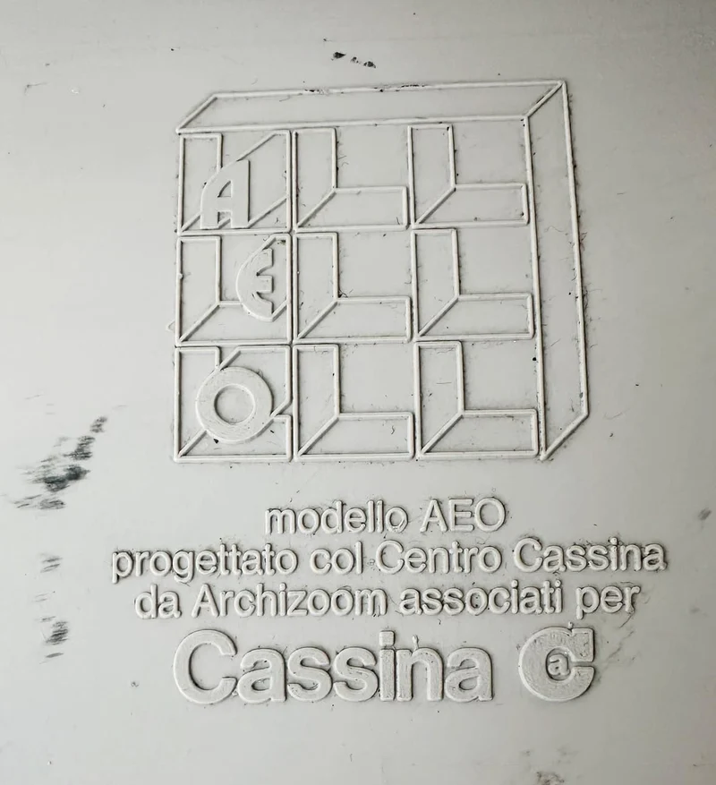 Versione modulare della poltrona AEO di Paolo Deganello per Cassina, con disposizione semicircolare