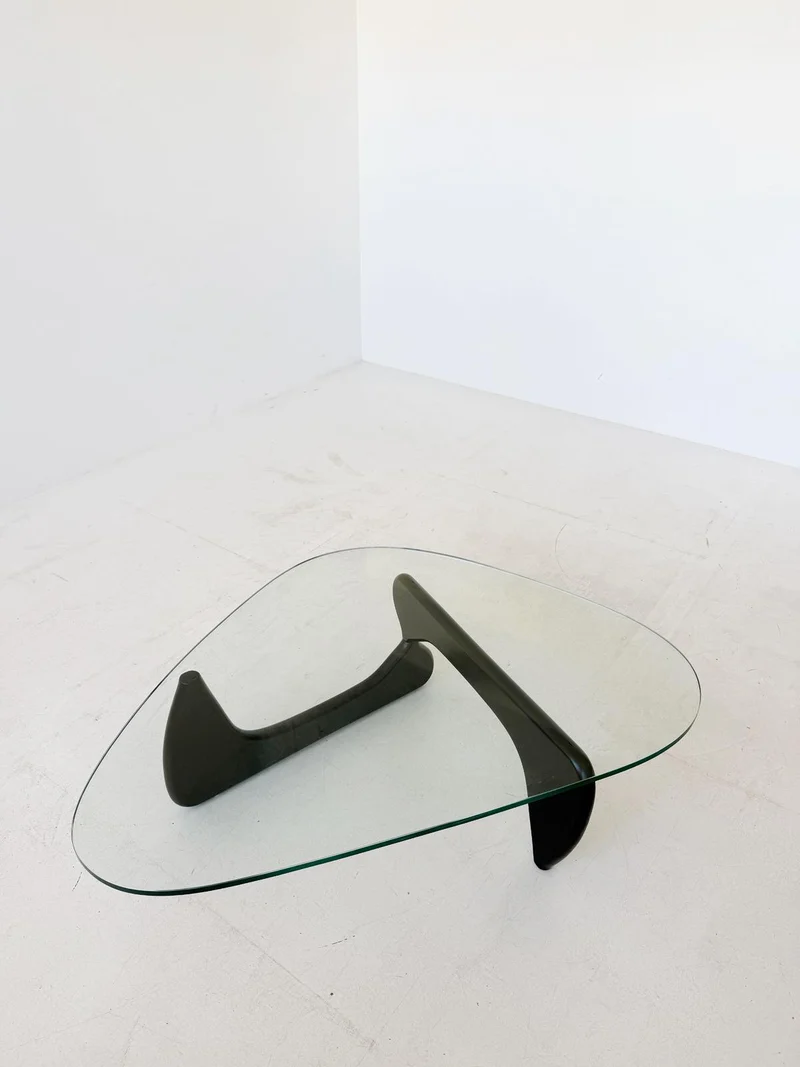 Tavolo da salotto con piano in vetro e base scultorea
