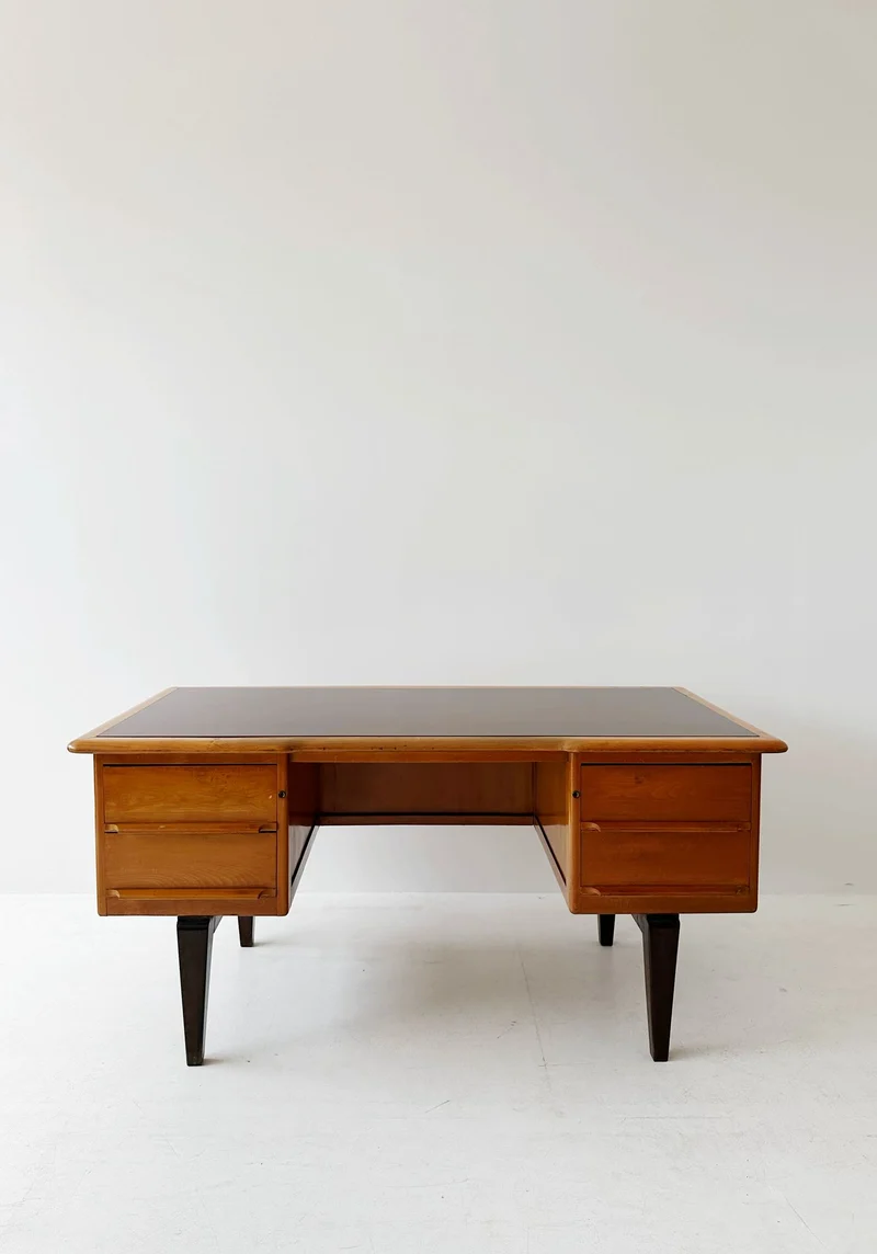 Scrivania con piano in vetro marrone