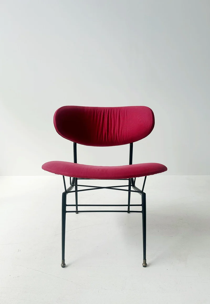 piccola poltroncina dal design modernista, di origine italiana e risalente agli anni ’50.