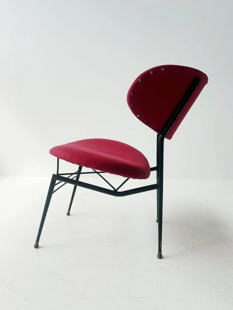 piccola poltroncina dal design modernista, di origine italiana e risalente agli anni ’50.
