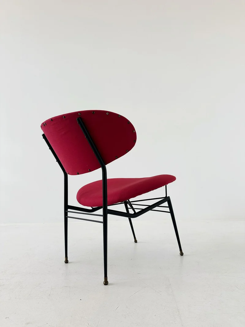 piccola poltroncina dal design modernista, di origine italiana e risalente agli anni ’50.