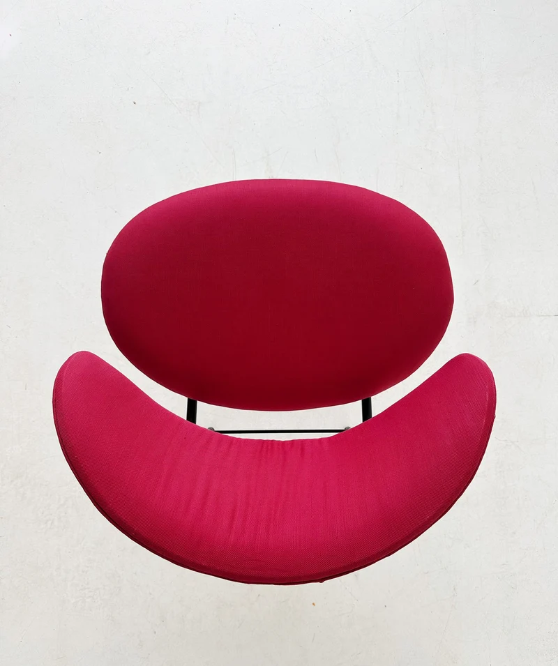 piccola poltroncina dal design modernista, di origine italiana e risalente agli anni ’50.