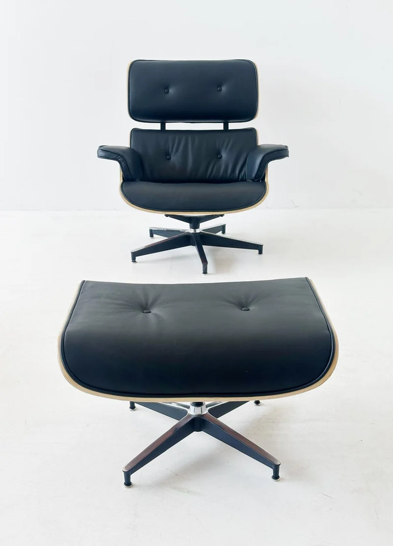 Poltrona girevole in pelle ispirata all'iconica Eames Lounge Chair