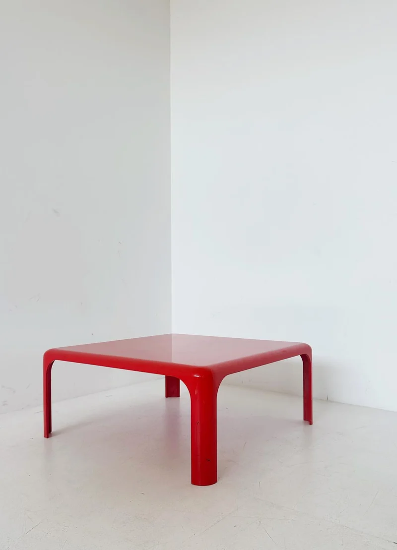 Tavolino Demetrio 70 di Vico Magistretti per Artemide, Italia