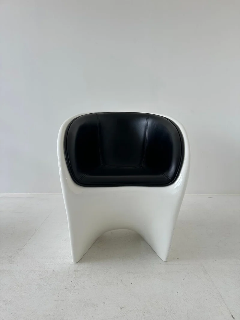 Poltrona in plastica bianca