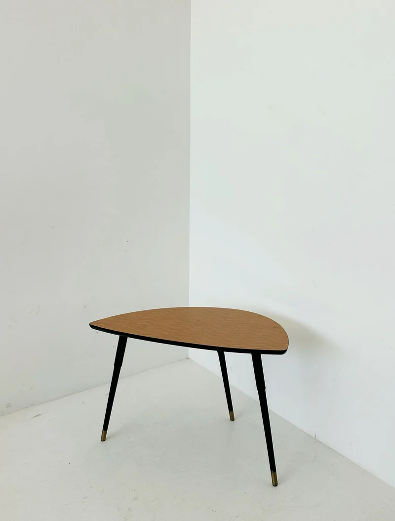 Tavolino “plettro” con piano in formica effetto Parquet