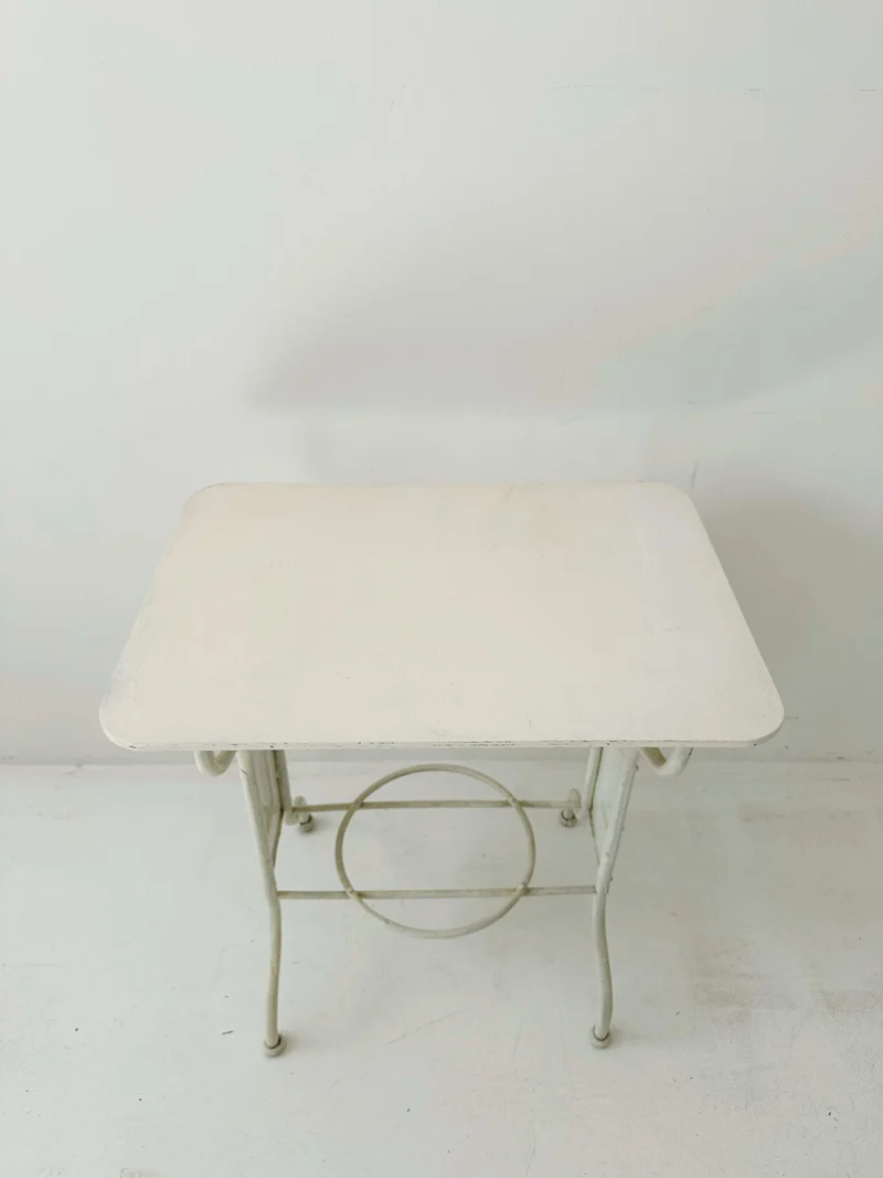 Tavolino da toilette in ferro verniciato di bianco