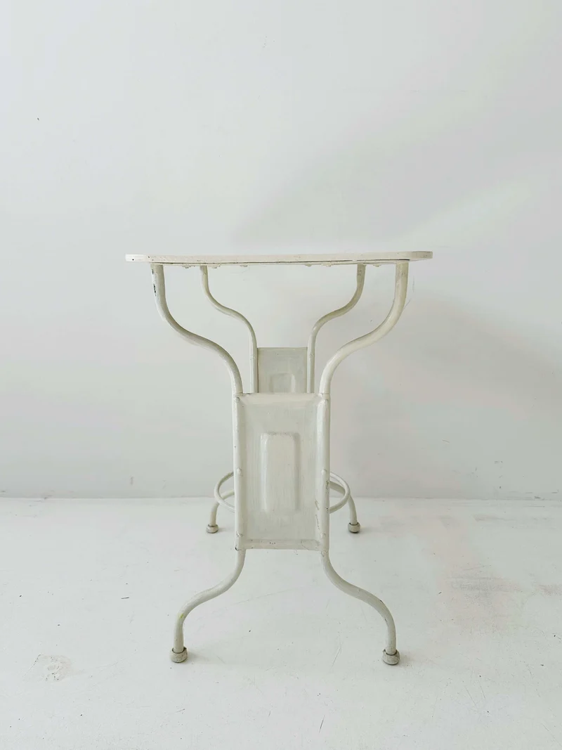 Tavolino da toilette in ferro verniciato di bianco