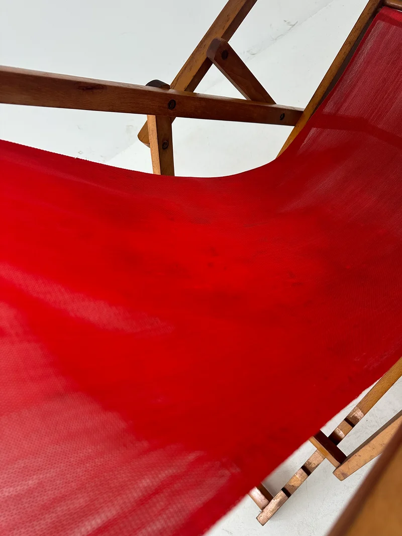 Sedia a sdraio pieghevole in legno con tela plastificata degli anni '60