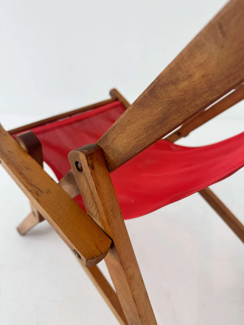 Sedia a sdraio pieghevole in legno con tela plastificata degli anni '60