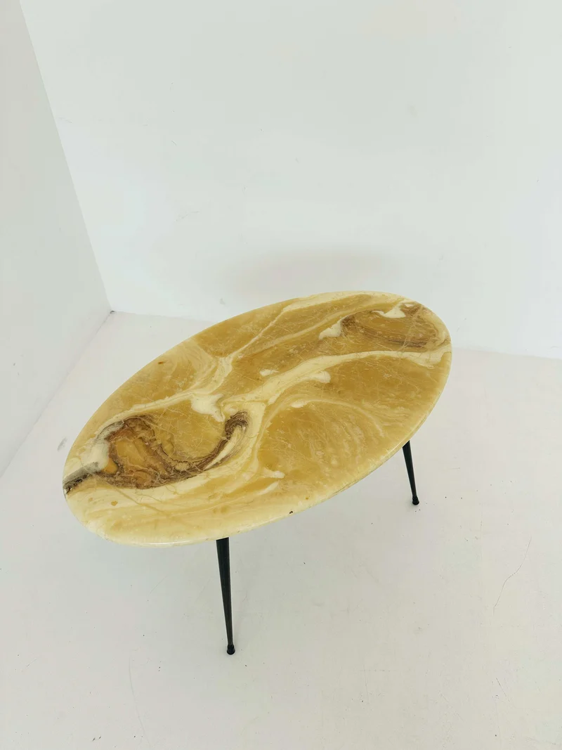 Tavolino con piano finto marmorizzato gambe in metallo verniciato
