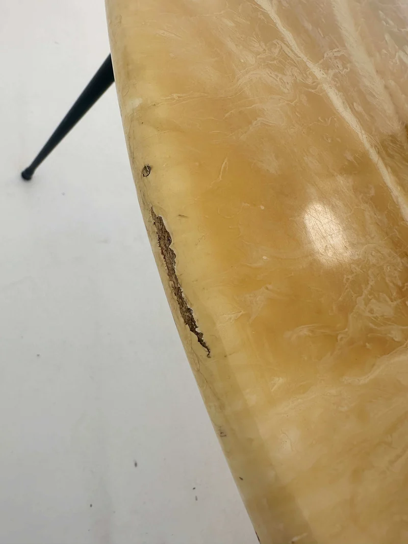 Tavolino con piano finto marmorizzato gambe in metallo verniciato